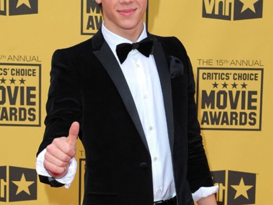 Musiker Nick Jonas wählte für den Abend einen schwarzen Samt-Anzug