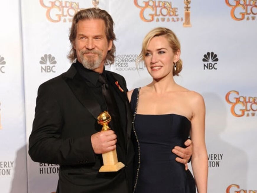 Kate Winslet gratuliert Jeff Bridget. Er gewann für seine Rolle in "Crazy Heart" den Golden Globe als bester Schauspieler