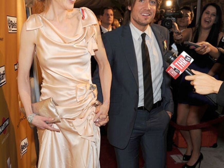 Nicole Kidman und Gatte Keith Urban werden von Reportern umlagert