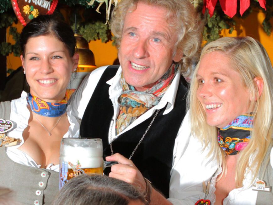 Eine links, eine rechts: Moderator Thomas Gottschalk posiert mit hübschen Frauen