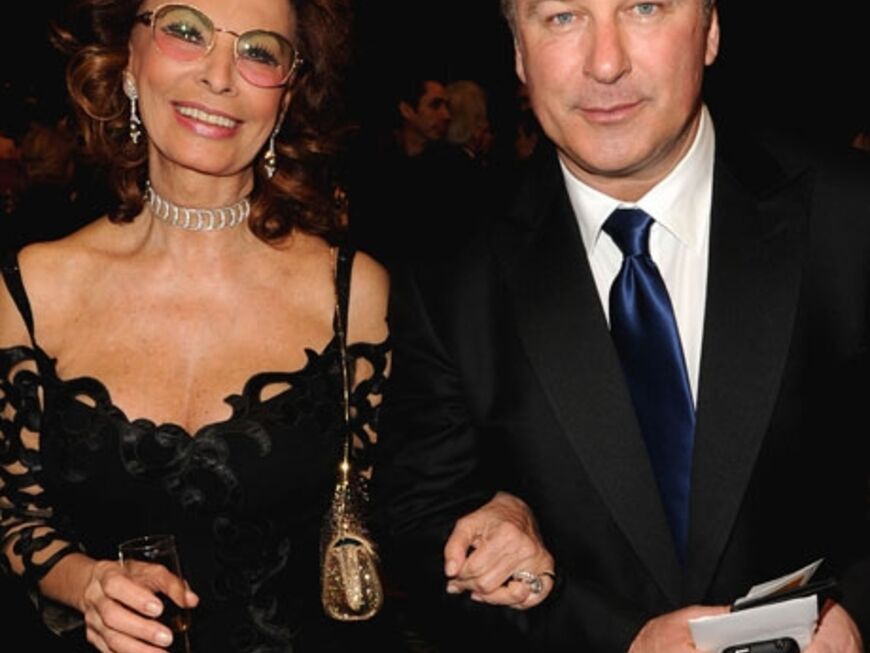 Sophia Loren im Arm von Alec Baldwin. Baldwin wird die kommende Oscar-Verleihung zusammen mit Steve Martin moderieren
