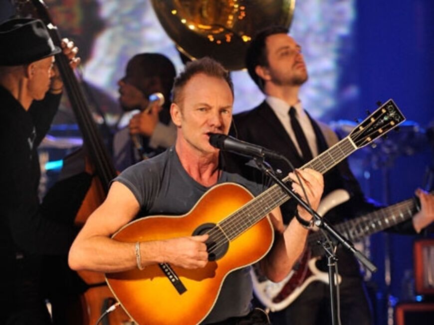 Sting stand live auf der Bühne. Zuschauer können auch Musikbeiträge aus der Show bei iTunes herunterladen