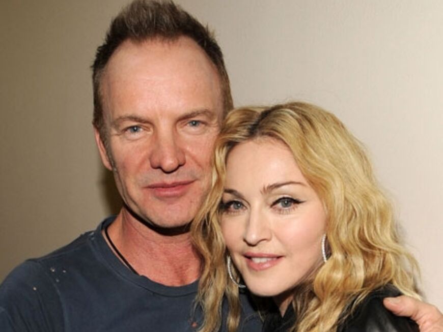 Sting nahm Madonna nach der gelungenen Show in den Arm. Die TV-Benefizgala wurde weltweit übertragen 