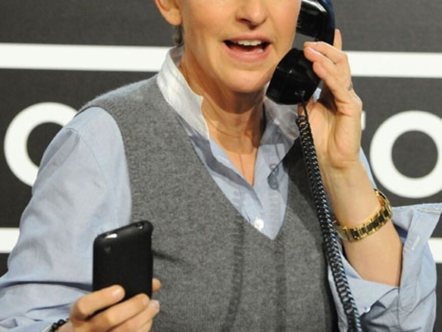 Talkmasterin Ellen DeGeneres nimmt gerade eine Spende entgegen