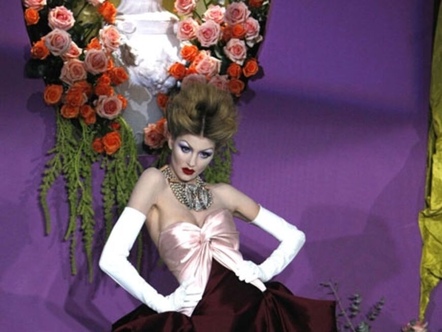 Fashion Week in Paris: Designer John Galliano präsentiert für Christian Dior die Frühjahr-/Sommerkollektion 2010. Und die setzte der Altmeister natürlich wieder gewohnt in Szene