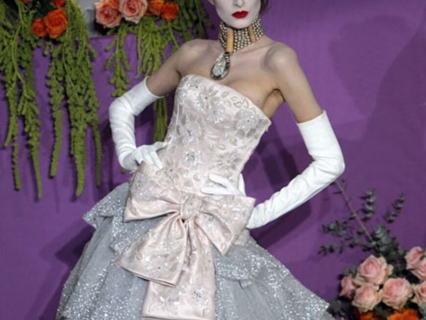 Wie im Märchen! Galliano schickt seine Models im Cinderella-Look über den Catwalk