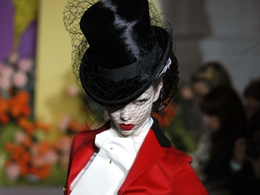 Klassisch elegant und doch extravagant: Ein Model im Reiterkostüm präsentiert ein Stück aus der neuen Kollektion von John Galliano für das Modehaus Dior 