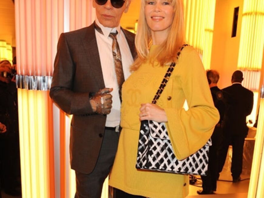 Claudia Schiffer ist bei Chanel zu Gast. Designer Karl Lagerfeld begrüßt die Schwangere