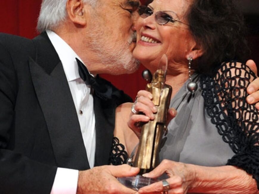 Die italienische Film-Diva Claudia Cardinale bekommt von Mario Adorf einen Preis überreicht