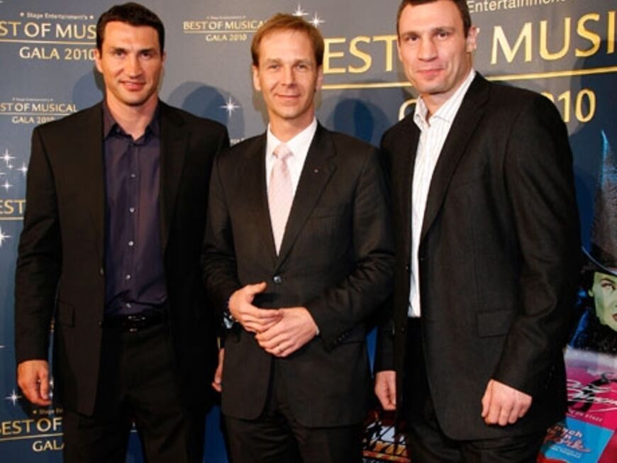 Wladimir und Vitali Klitschko stellen sich mit Stage-Entertainment Geschäftsführer Johannes Mock-O`Hara für ein Pressefoto auf