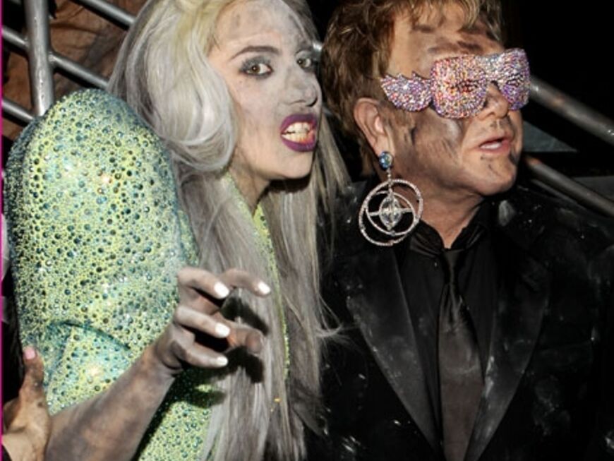 Skurrile Outfits: Lady GaGa und Elton John hinter der Bühne