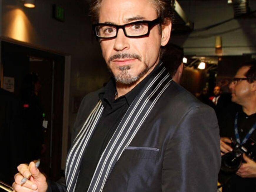 Schauspieler Robert Downey Jr. nimmt sich viel Zeit für die wartenden Fans und gibt fleißig Autogramme