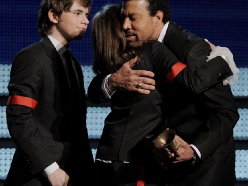 Bewegender Augenblick: Lionel Richie überreicht den beiden älteren Kindern von Michael Jackson eine Auszeichnung für sein Lebenswerk