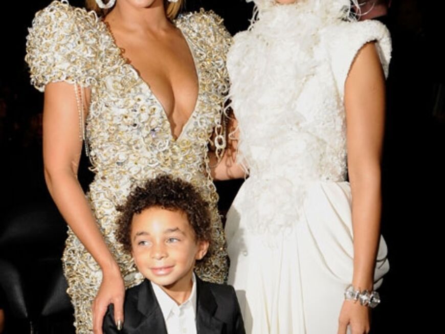 Beyoncé Knowles mit Rihanna und einem kleinen Fan. Das ist übrigens Julez Knowles, der Sohn von Beyoncés jüngerer Schwester Solange