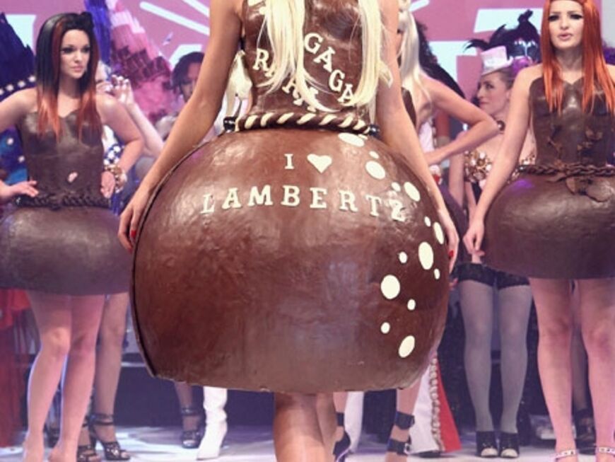 Na, wer verbirgt sich hinter dieser Schokoladenkugel? Es ist Topmodel Lena Gercke, die als Lady GaGa über den Laufsteg schreitete