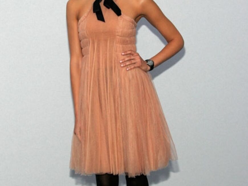 Ein Kleid, zwei Farben: Jessica Alba trägt ein traumhaftes Seidenkleid von Chanel