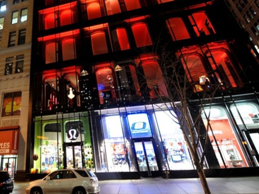 Das "Tiffanys"-Gebäude am New Yorker Union Square wurde ganz in Rot beleuchtet