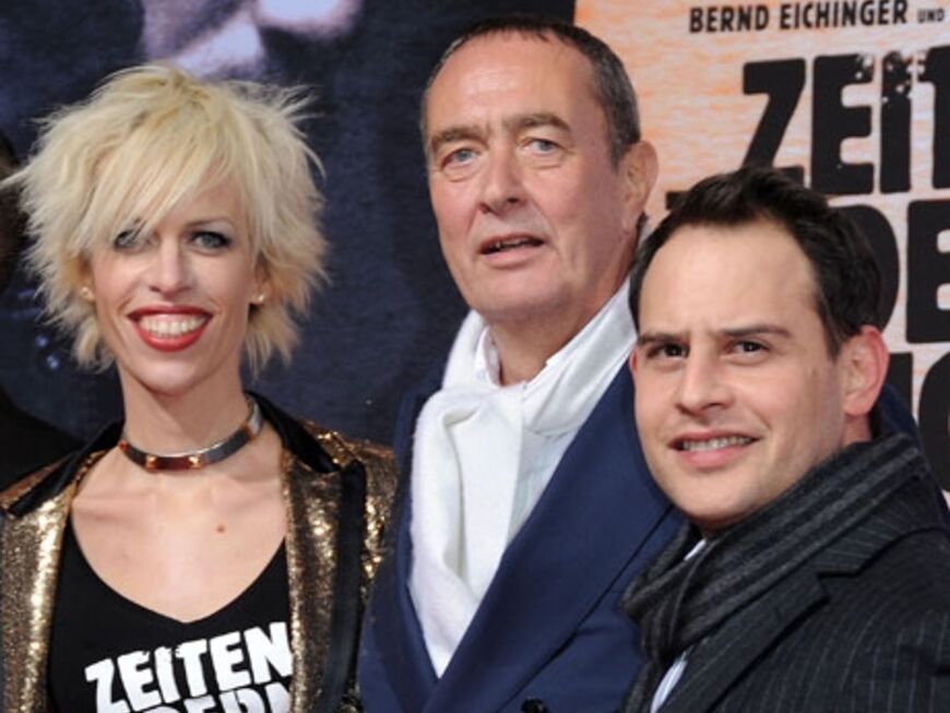 Katja Hofmann und ihr Lebensgefährte Bernd Eichinger stellen sich mit Schauspieler Moritz Bleibtreu für ein Foto auf