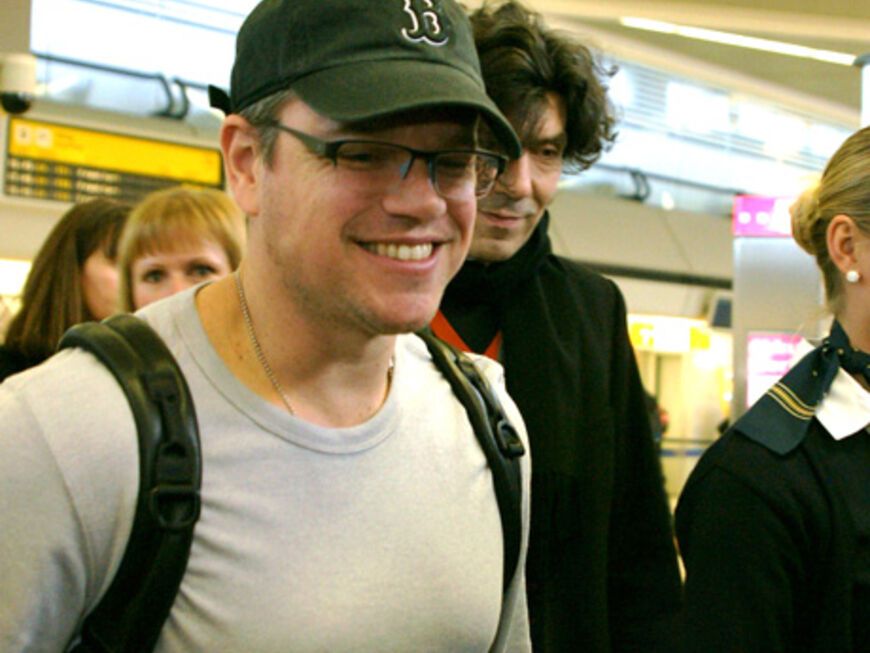 Die ersten Stars reisen an: Hollywood-Schauspieler Matt Damon kommt am gut gelaunt am Mittwochvormittag, 6. Februar 2013, in Berlin Tegel an