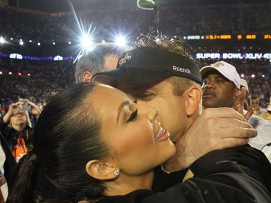Nicole Scherzinger freut sich über den Sieg der "New Orleans Saints" und verteilt Küsschen