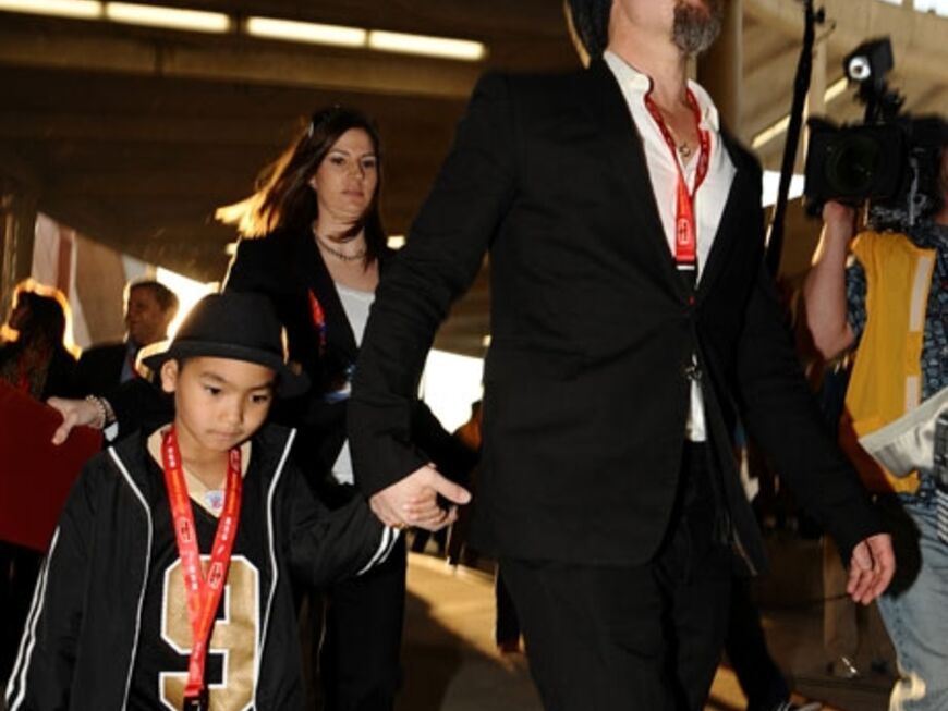 Familienausflug: Brad Pitt kommt mit seinem achtjährigen Adoptivsohn Maddox im Stadion an, um ihre Mannschaft, die "New Orleans Saints" zu unterstützen