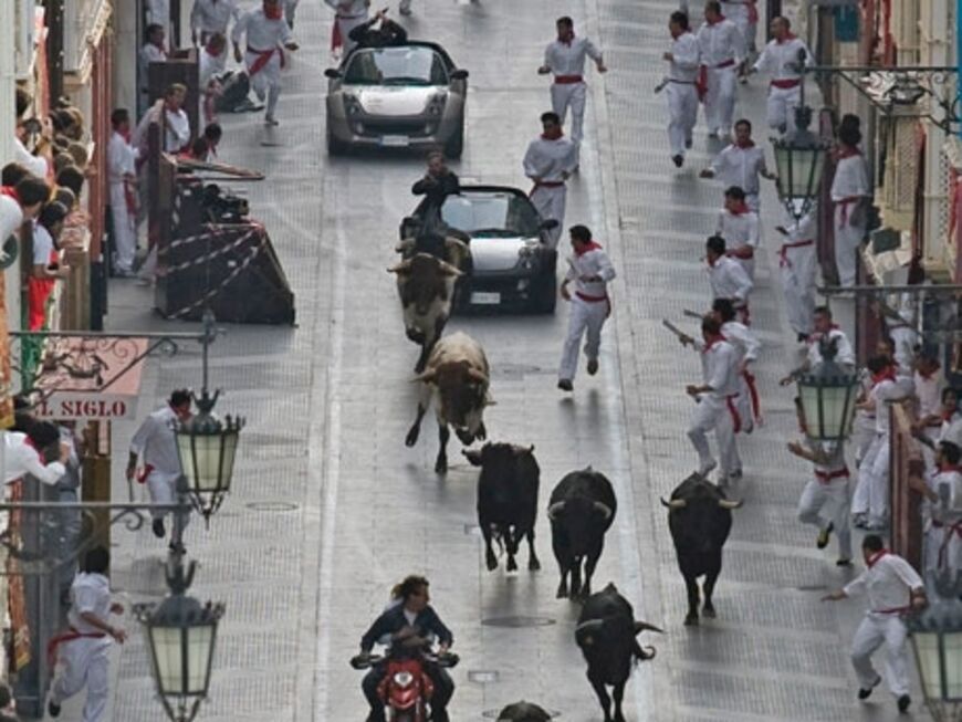 Große Verfolgungsjagd während eines Stier-Rennens in Serville in Spanien. Cameron Diaz muss sich ganz schön an Tom Cruise festhalten