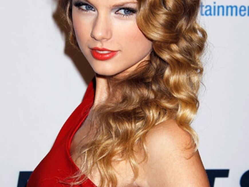 Locken: Auf der Erfolgswelle: Taylor Swift gehörte zu den Abräumern des letzten Jahres. Mit ihrem Hairstyling liegt sie auch jetzt schon ganz weit vorne. Superlange Locken sind der sexy Look 2010!