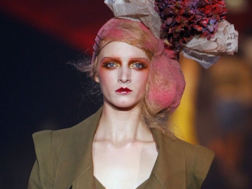 Organic: Karl Lagerfeld ließ bei der Chanel Show den ganzen Laufsteg mit Stroh auslegen, und knüpfte wie Galliano und Wilhelm den Models Blumen, Blätter und Gräser ins Haar. Organische Materialien als Haaraccessoire werden  - nicht nur im Sommer - ein heißer Trend sein
