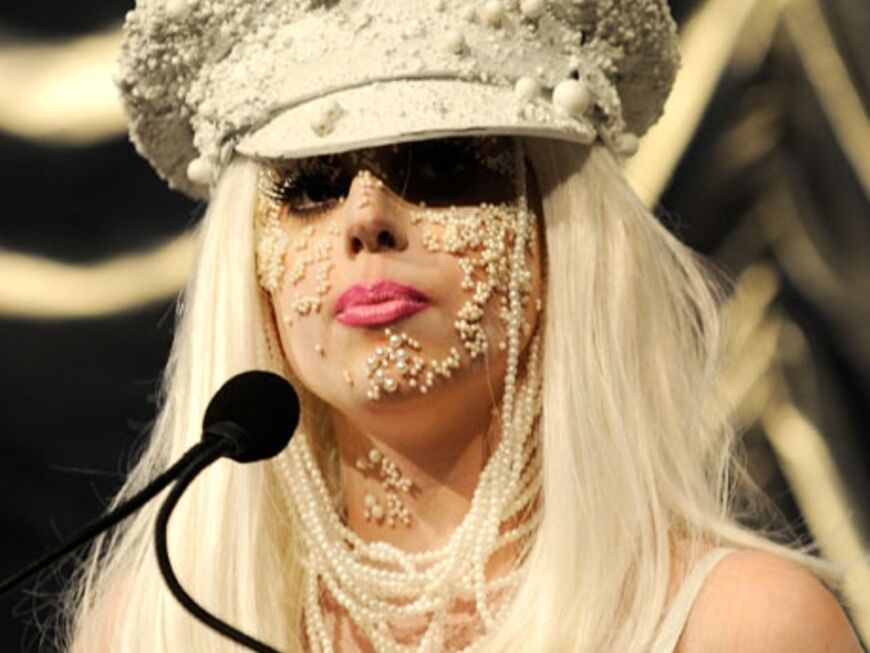 Ein Gesamtkunstwerk: Lady GaGa performte auf der Bühne ihren Song "Future Love". Übrigens: Die Sängerin ist das neue Testimonial vom Kosmetikriesen MAC, der die Gala sponsorte