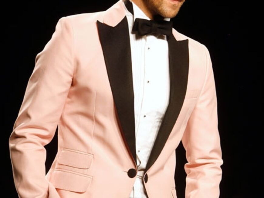 Johannes Huebl in einem rosa Anzug mit Fliege. Der Hannoveraner gehört zu den gefragtesten Models in der Fashionwelt 