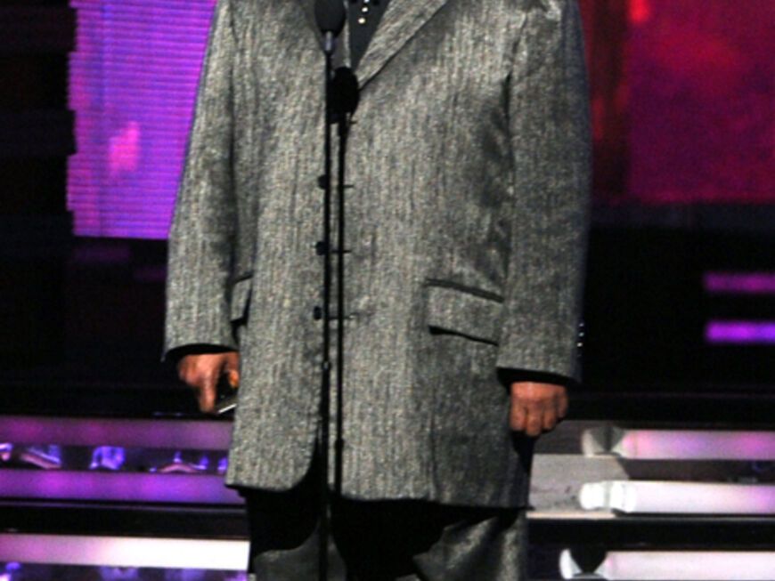 Stevie Wonder betritt die Bühne, um Paul McCartney anzukündigen