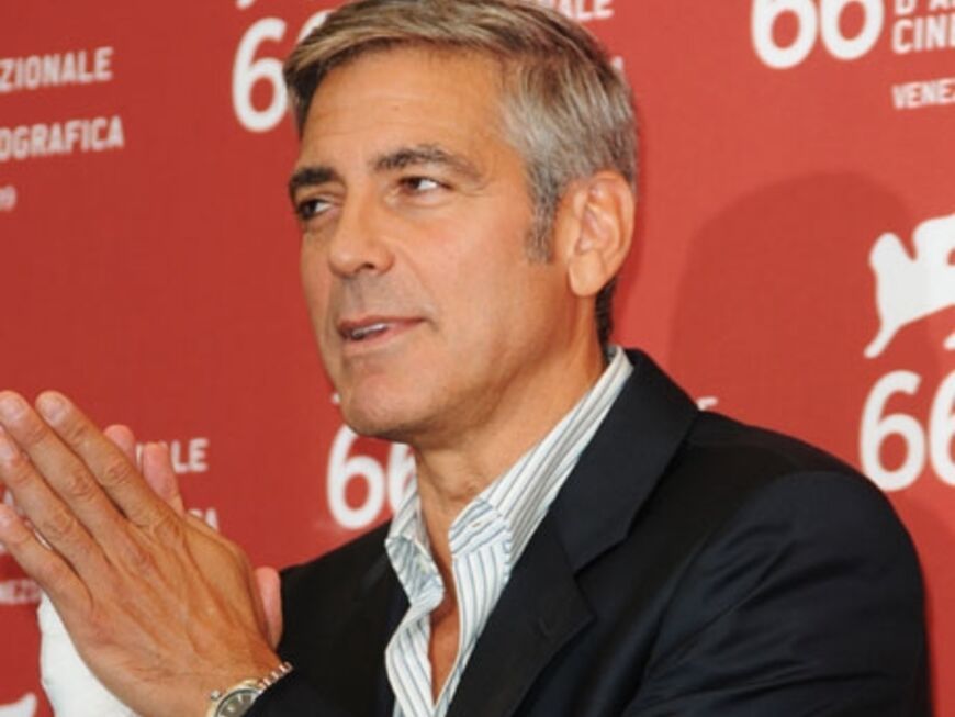 George Clooney ist momentan verletzt. Der Grund: Er hat sich die Hand in einer Autotür eingeklemmt