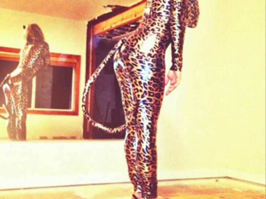 Miauuuu! "Freue mich riesig auf Halloween", postete Fergie vor einigen Tagen in diesem rattenscharfen Outfit