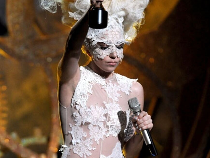 Sie war die Abräumerin des Abends: Gleich drei der heißbegehrten Awards durfte Lady GaGa entgegennehmen. Darunter in der Kategorie "Bestes Album" für "The Fame", "Breakthrough Act" und "Beste Künstlerin"