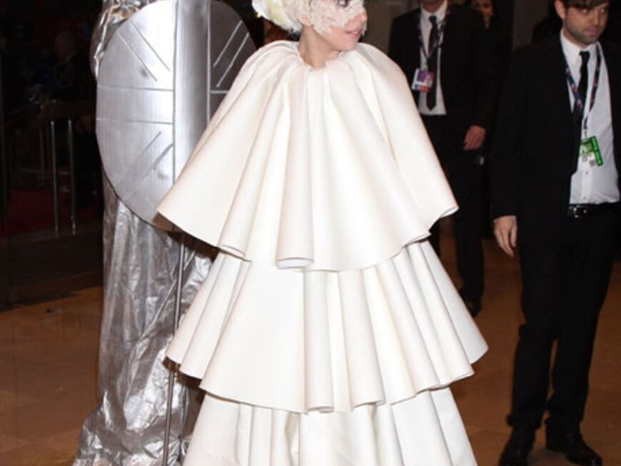 Lady GaGa bei ihrer Ankunft im "Earls Court". Zunächst hieß es, die Sängerin wolle wegen des plötzlichen Todes ihres Freundes und Designers Alexander McQueen nicht zur Veranstaltung kommen 