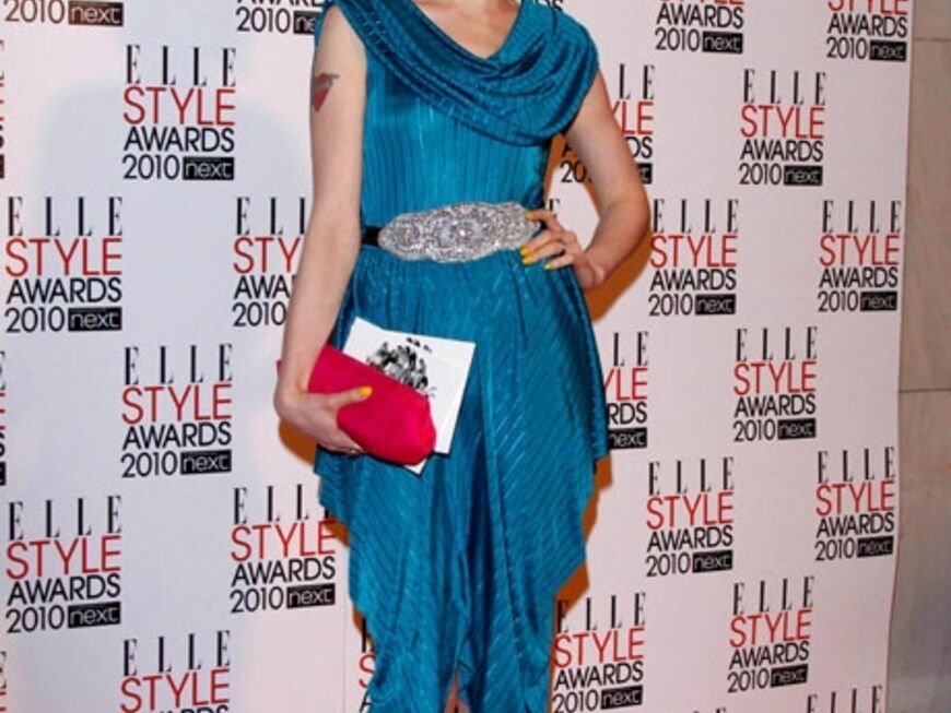 Gewöhnungsbedürftig: Sängerin Sophie Ellis Baxter kombinierte eine pinkfarbene Clutch zu ihrem blauen Kleid. Die lackierten Nägel in Gelb runden den kunterbunten Mix ab