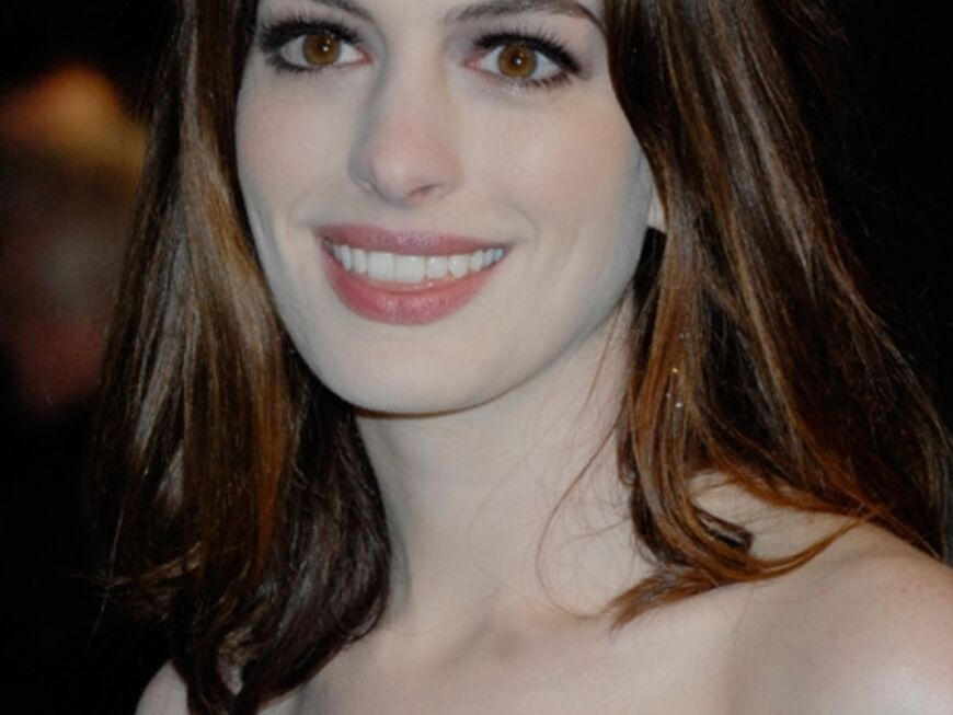 Anne Hathaway ist auch mit von der Partie. Sie spielt die Rolle der gruseligen Weißen Königin