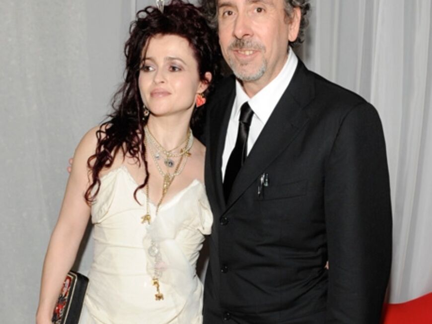 Was für ein Paar! Tim Burton hält seine Ehefrau Helena Bonham Carter im Arm. Seit 2001 sind die beiden zusammen. Sie spielt in "Alice im Wunderland" die Rote Königin