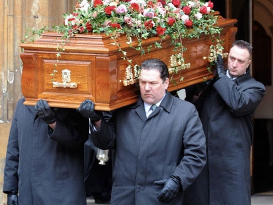 Große Trauer in London. Am 25. Februar wurde in der britischen Hauptstadt Alexander McQueen zu Grabe getragen. Der beliebte Star-Designer hatte sich vor wenigen Wochen das Leben genommen. Zahlreiche prominente Freunde und Kollegen nahmen Abschied
