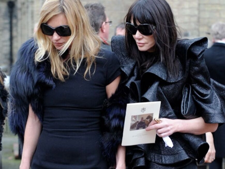 Kate Moss verlässt in Begleitung die St. Paul`s Kirche. Bei McQueens Hochzeit war sie seine Trauzeugin. Nach ihrem Drogenskandal hatte der Designer zu ihr gehalten und sie zu seiner Muse erkoren
