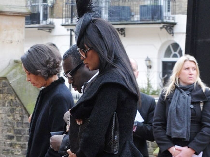 Naomi Campbell ist auch zur McQueen Beerdigung erschienen. Trotz Promi-Auflauf hat sich der Designer sehr einsam gefühlt