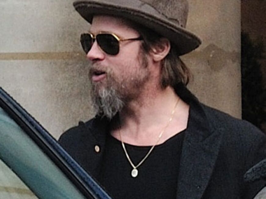 Brad Pitt begleitet seine Lebensgefährtin beim Dreh in Paris. Das Paar ist sogar mit den 6 gemeinsamen Kindern angereist