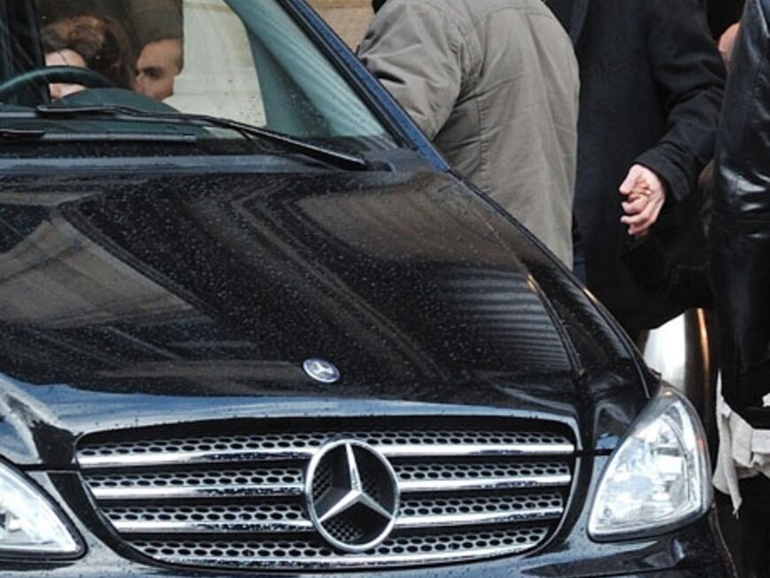 Brad Pitt fährt mit seinen Bodyguards zurück ins Hotel