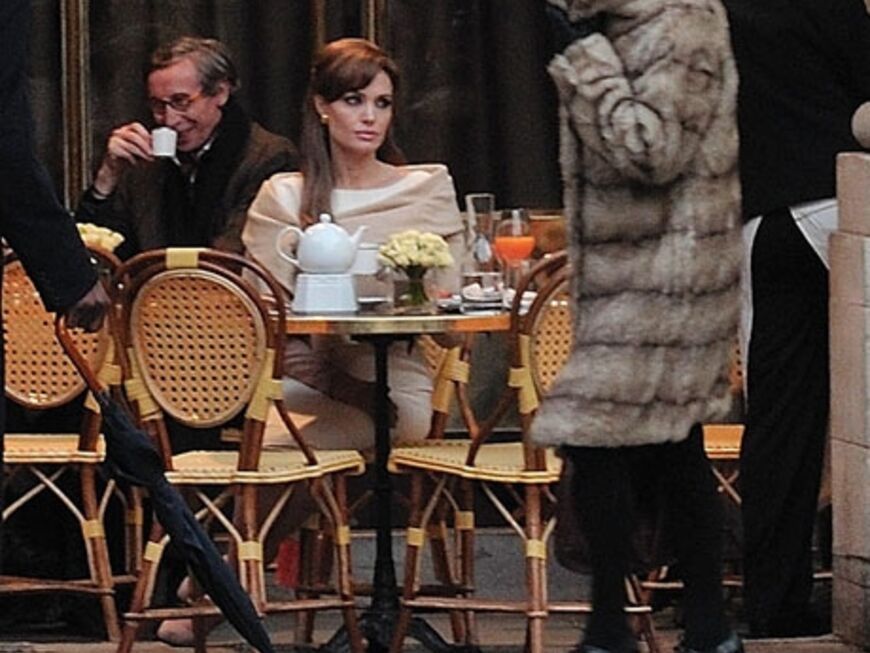 Die Franzosen trauen ihren Augen nicht: Die Hollywood-Diva sitzt in einem Pariser Café und wartet auf ihren Einsatz