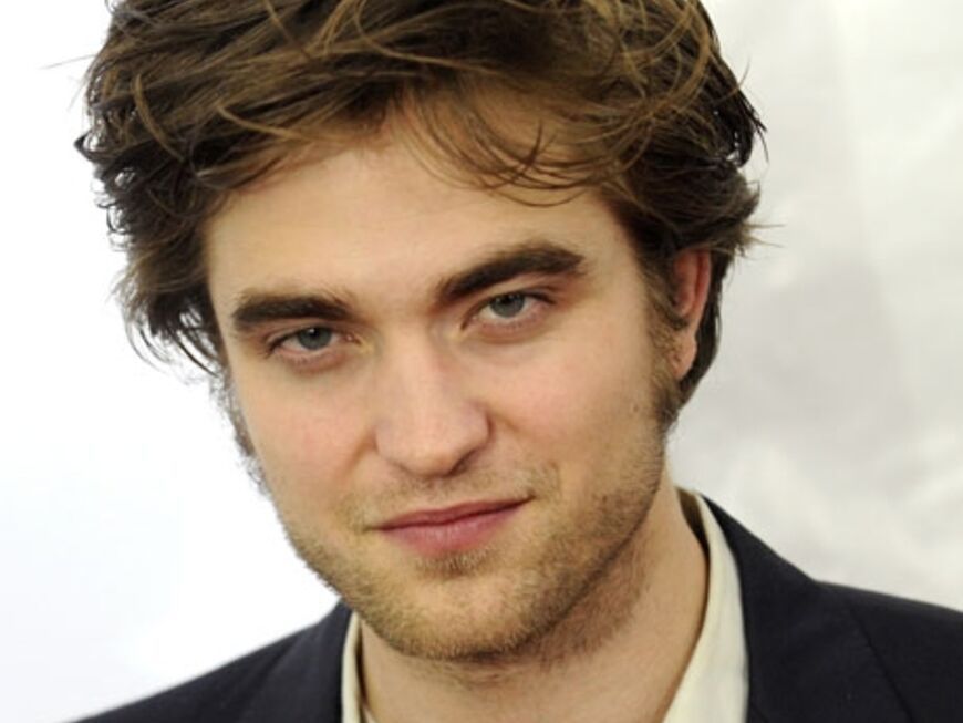 Robert Pattinson auf neuen Wegen: Bei der gestrigen Premiere seines neuen Films "Remember Me" zeigte sich der "Twilight"-Star erstmals fernab seiner Vampirrolle. Die Fans kamen dennoch: Kreischalarm auf dem Roten Teppich des "Paris Theatre" in New York