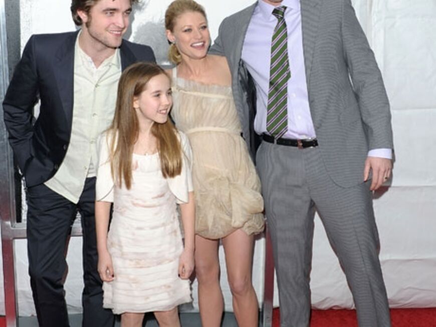 Robert Pattinson mit seinen Filmkollegen Ruby Jerins, Emilie de Ravin und Will Fetters