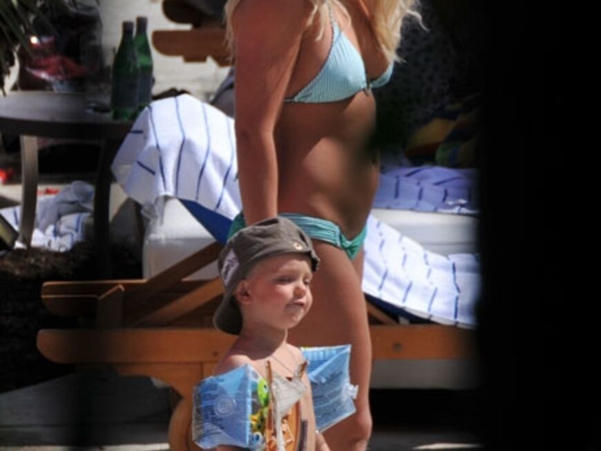 Der kleine Jayden will noch eine Runde schwimmen. Britney begleitet ihn zum Pool