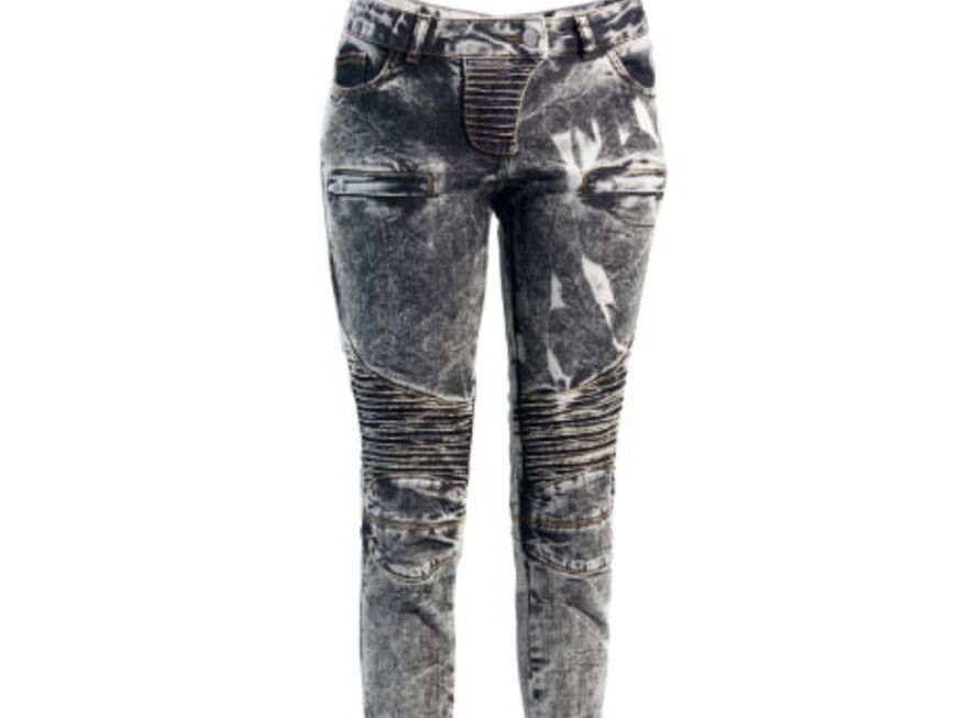 Die Jeans ist wie eine richtige Motoradhose von Steppnähten durchzogen oder hat eine betonte Kniepartie. Schunk &  Rosenfeld,  
ca. 190 Euro 