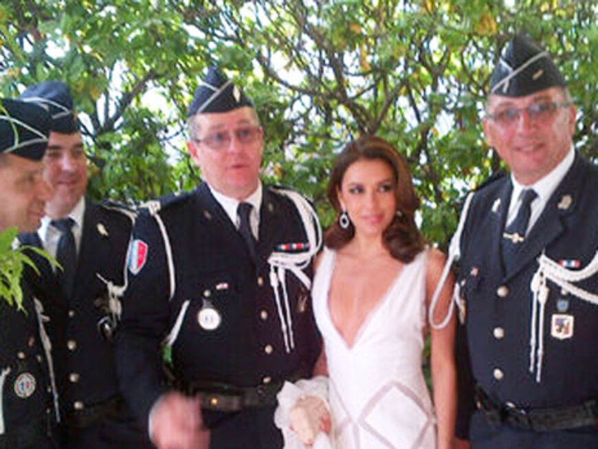 "Kurz vor meiner Ankunft auf dem Roten Teppich habe ich dieses Foto mit französischen Polizisten aufgenommen. Gefällt euch mein Kleid?"