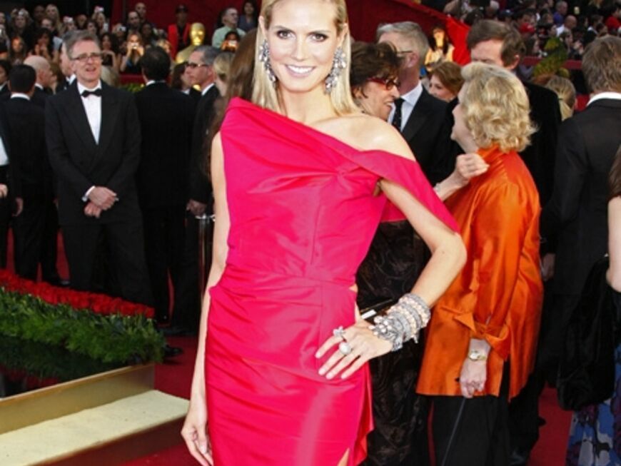 Heidi Klum ist in den USA bei jeder Party ein gern gesehener Gast. Die Deutsche liebt für ihre Auftritte Kleider in Leucht-Rot und auffällige Accessoires. Bei den Oscars 2009 trug sie ein asymetrisches Dress von Roland Mouret 